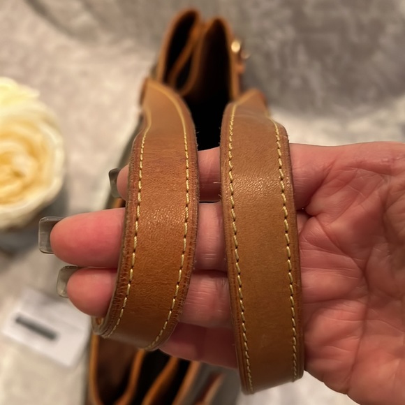 Louis Vuitton authentic Beautiful Good used condition 15x10x5”9.5”drop straps - Picture 12 of 16